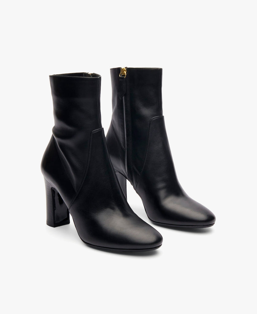 Rivecour boots combine chic and modernity with the boot sandals