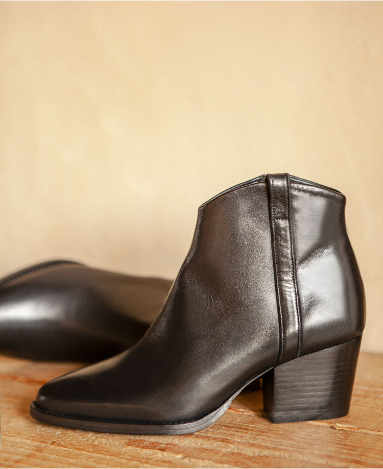 Rivecour boots combine chic and modernity with the boot sandals